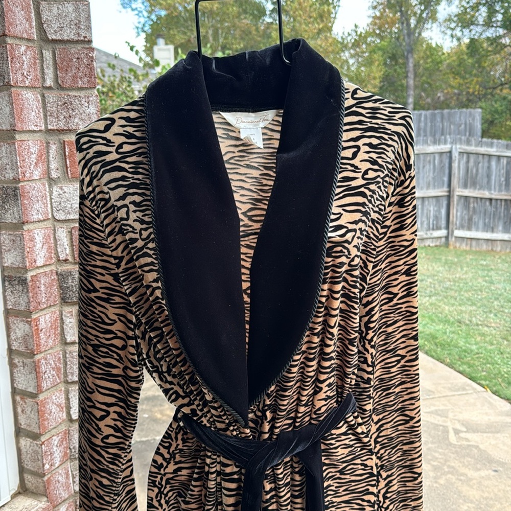 New Diamond Tea Long Velvety Tiger Animal Robe sz L Tasseled Belt To Die For